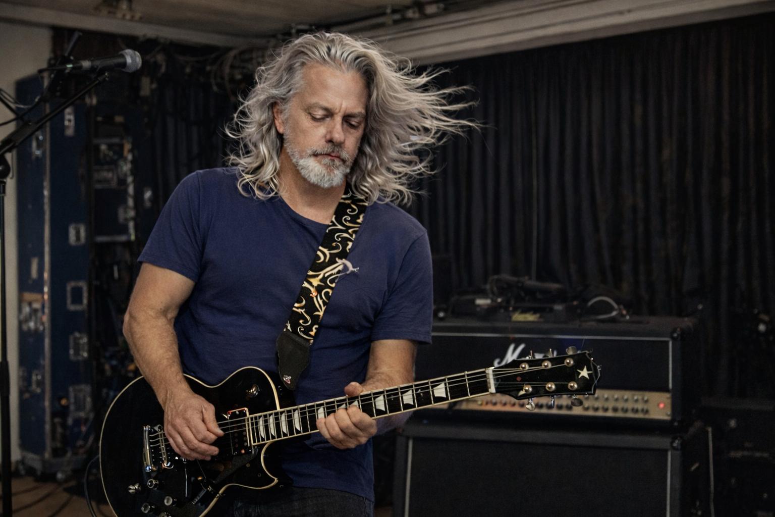 Dorian Duerinckx playing guitar